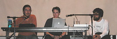 Ian Clarke (Mitte) und Matthew Toseland (rechts) bei einem Vortrag über Freenet, 2004