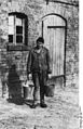 Bundesarchiv Bild 183-S84061b, Treptritz, Pferdestall als Wohnung.jpg