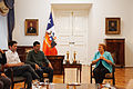 Bachelet recibe creadores Historia de un oso 3.jpg