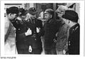 Bundesarchiv Bild 183-17358-0002, Bergarbeiter im Gesrpäch.jpg