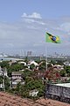 Bandeira do Brasil hasteada em Olinda com vista para Recife no horizonte (3).jpg