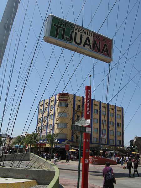 File:"Bienvenidos a Tijuana" arch - panoramio.jpg