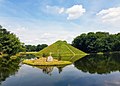 Grabstätte vor Seepyramide 20170620 122334a.jpg