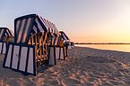 Strandkörbe in Juliusruh bei Sonnenaufgang.jpg