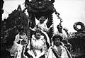 La Reine des Reine et d'autres Reines sur leur char en 1914.jpg