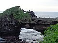 Pura Luhur Tanah Lot di Atas Batu Karang.jpg